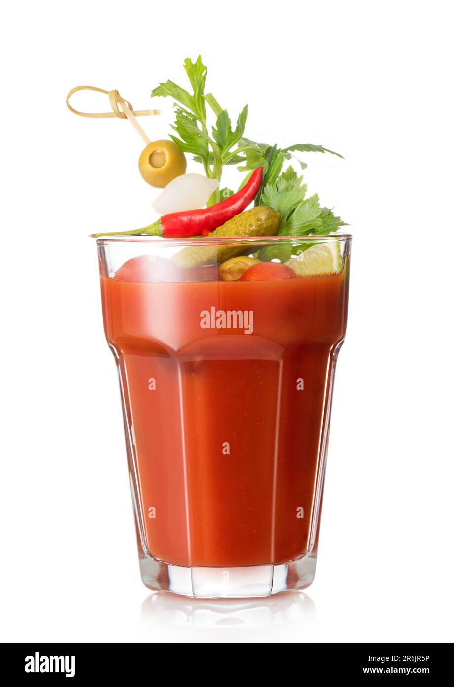 Vodka et jus de tomate Bloody mary cocktail dans un grand verre sur blanc  Photo Stock - Alamy