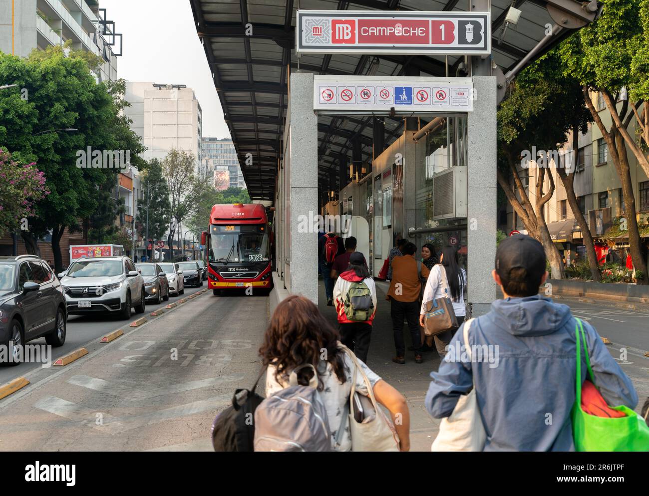 Véhicule de bus métrobus articulé à la gare de Campeche, avenue Insurgentes sur Hipodromo, Cuauhtemoc, Mexico, Mexique Banque D'Images