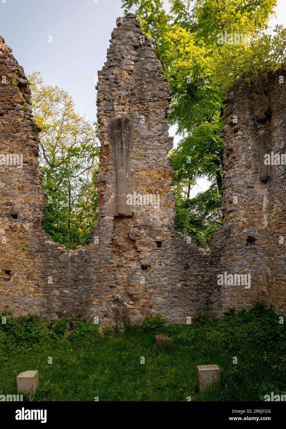 Les ruines du monastère de Palos de Bukkszentlelek est un endroit moins célèbre et paisible dans les montagnes de Bukk en Hongrie. Une partie du site du patrimoine historique hongrois Banque D'Images