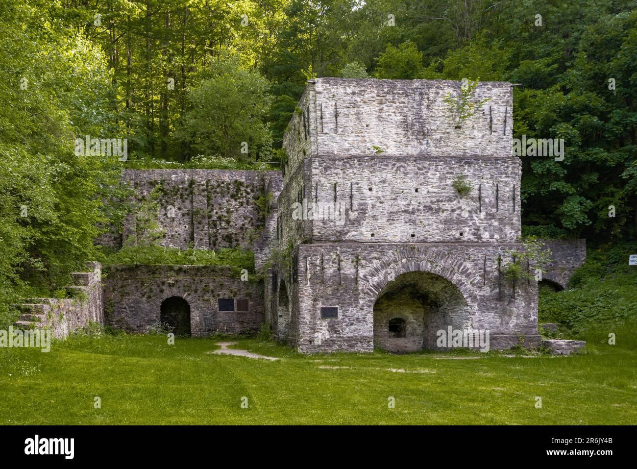 Ruines de la fonderie antique dans les montagnes de Bukk près du célèbre château de Lillafured. Cet endroit fait partie du patrimoine indrustial hongrois. Pierre incroyable Banque D'Images