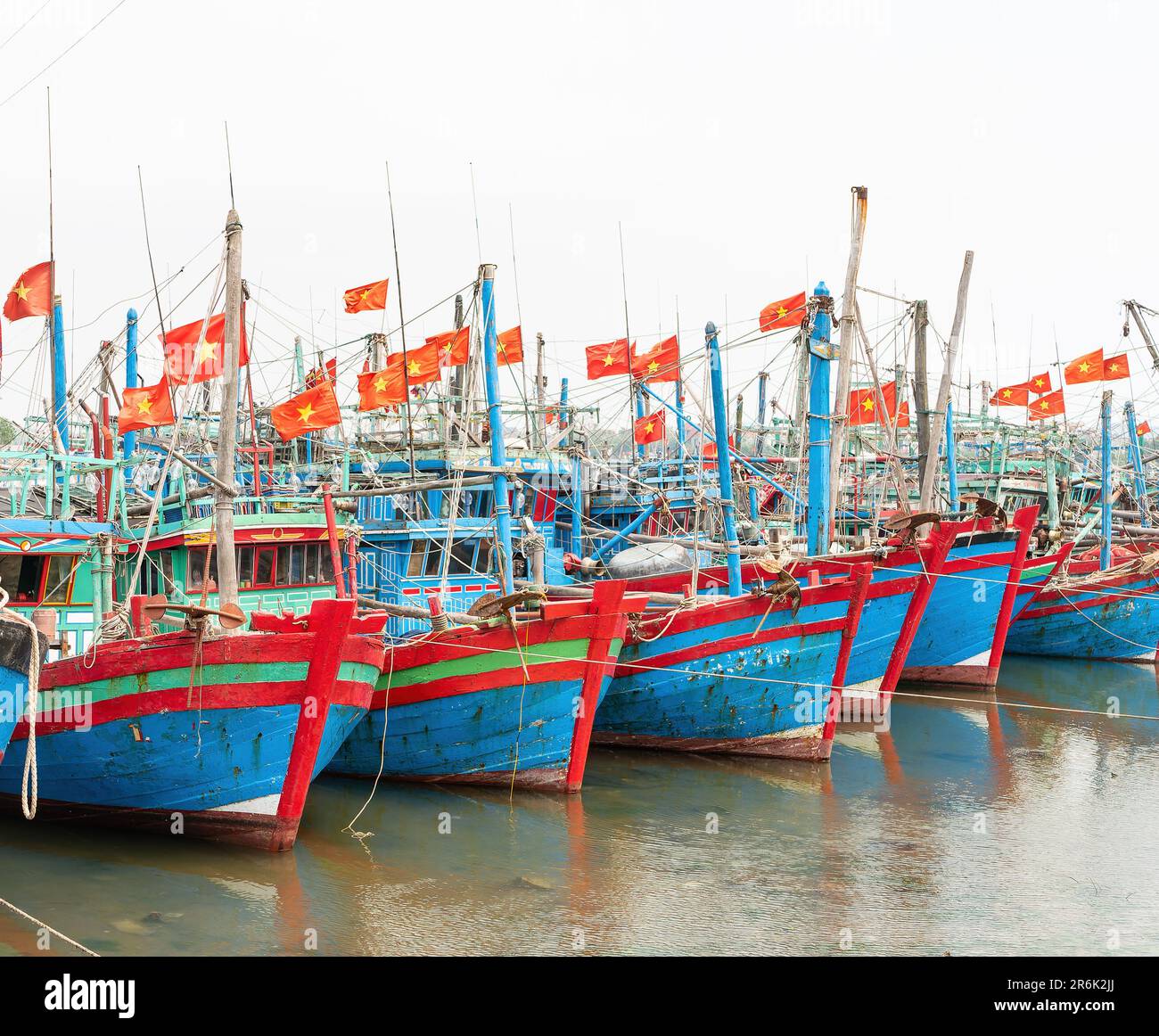 Des bateaux de pêche amarrés à marée basse sur Song Lang Giang, Lang Giang River, à Quong Nham, au Vietnam Banque D'Images