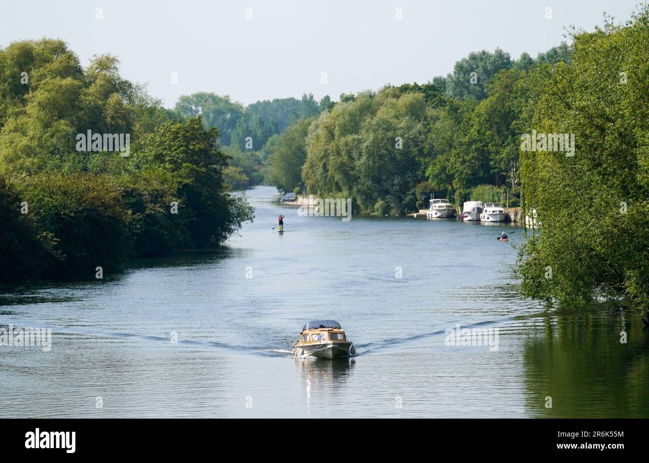 Un bateau est conduit le long de la Tamise à Wallingford, dans l'Oxfordshire. Date de la photo: Samedi 10 juin 2023. Banque D'Images