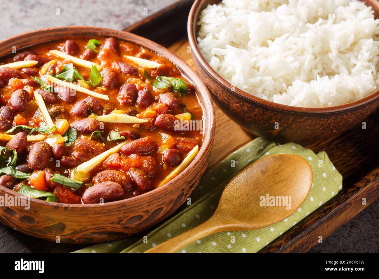 Rajma ou Razma est un aliment populaire du Nord indien, composé de haricots rouges cuits dans une sauce épaisse avec des épices servies avec du riz gros plan sur une woode Banque D'Images