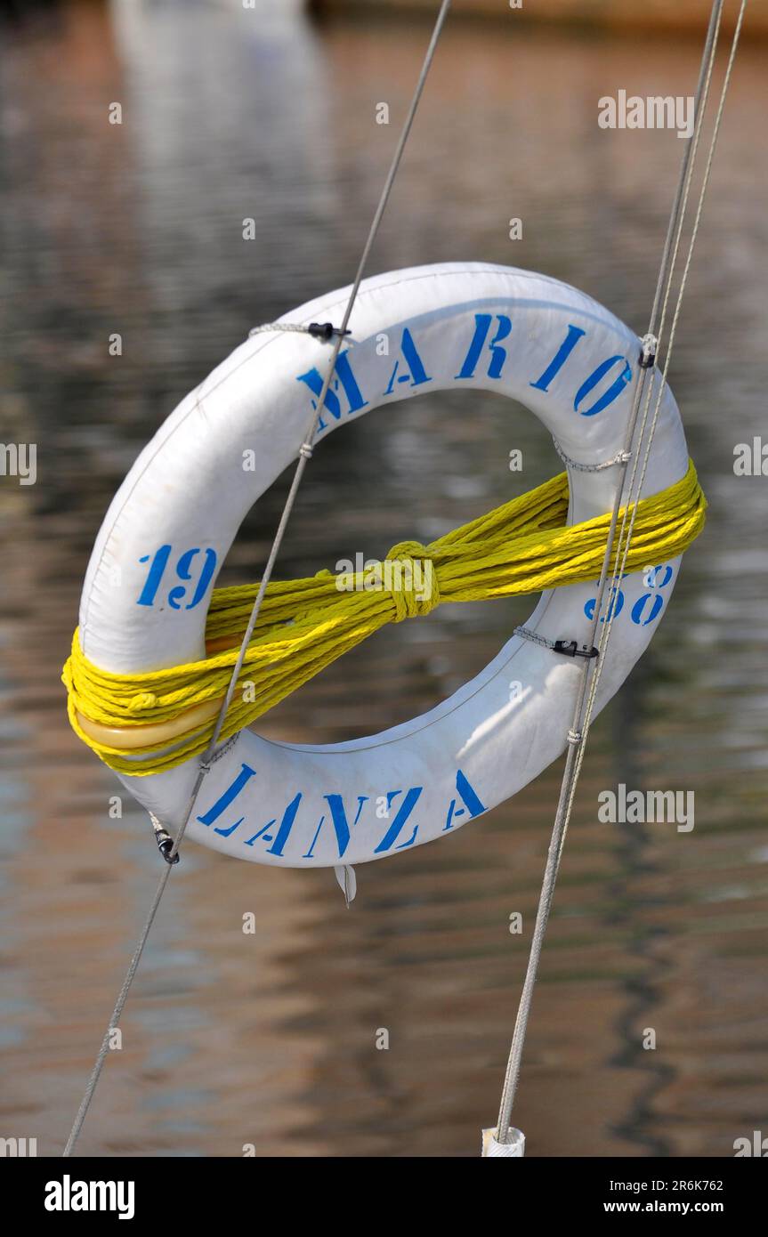 Emilie Romagne, Mer Adriatique italienne, Cervia au port, ceinture de sauvetage, corde, Mario Lanza 1958 Banque D'Images