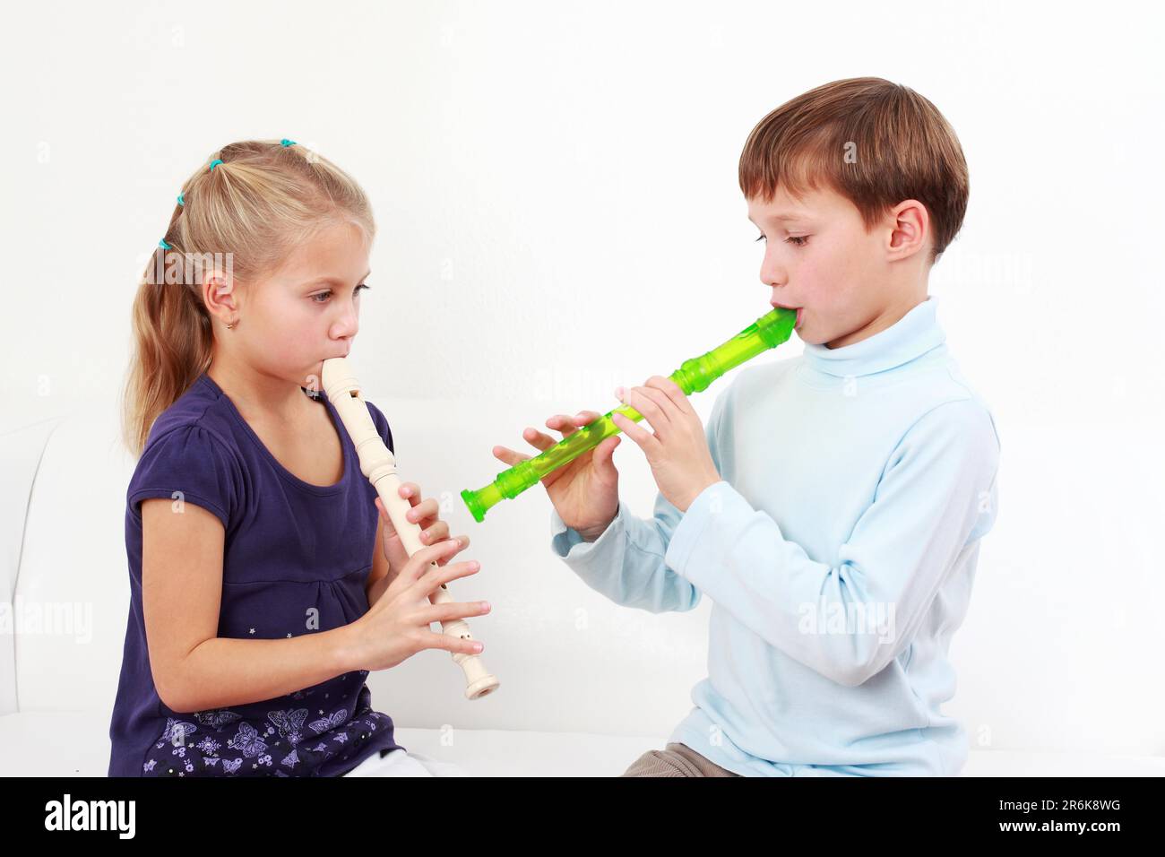 Les enfants jouant ensemble flûte mignon Banque D'Images