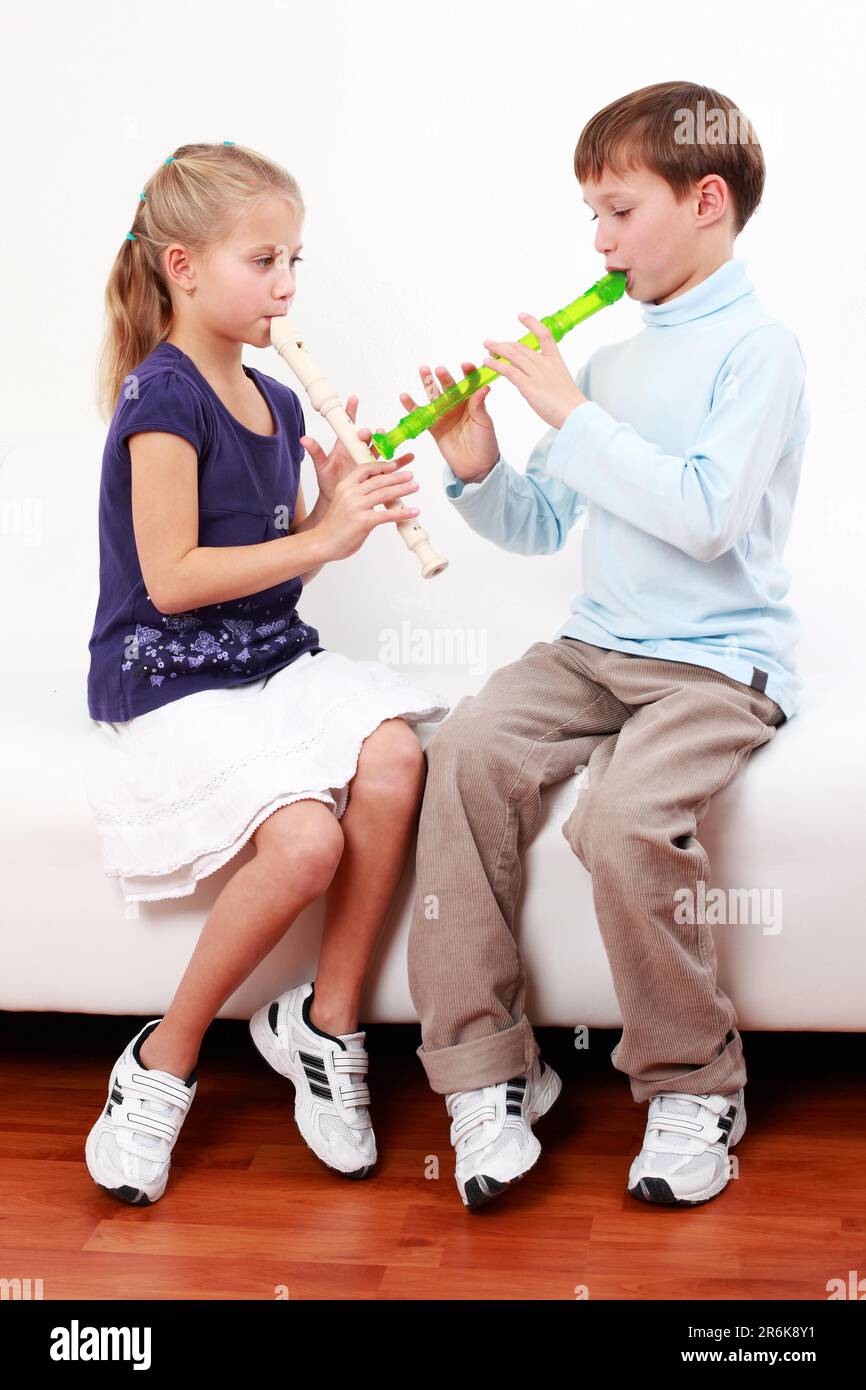 Les enfants jouant ensemble flûte mignon Banque D'Images