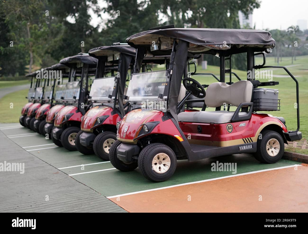 Jakarta, Indonésie - 5 juin 2023 : rangées de voiturettes de golf avec un parcours de golf en arrière-plan Banque D'Images