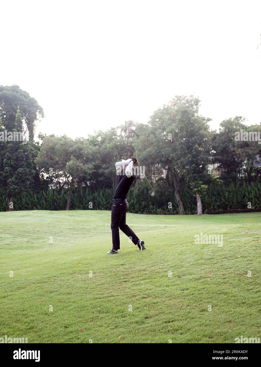 Jakarta, Indonésie - 5 juin 2023 : joueur de golf sur le parcours. Le golfeur prend une photo. Banque D'Images