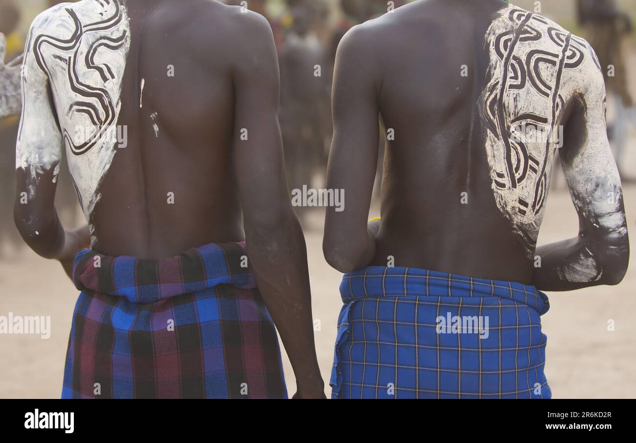Nyangatom hommes avec dos peint, Omo River Valley, Ethiopie, Bume, Buma, Bumi Banque D'Images