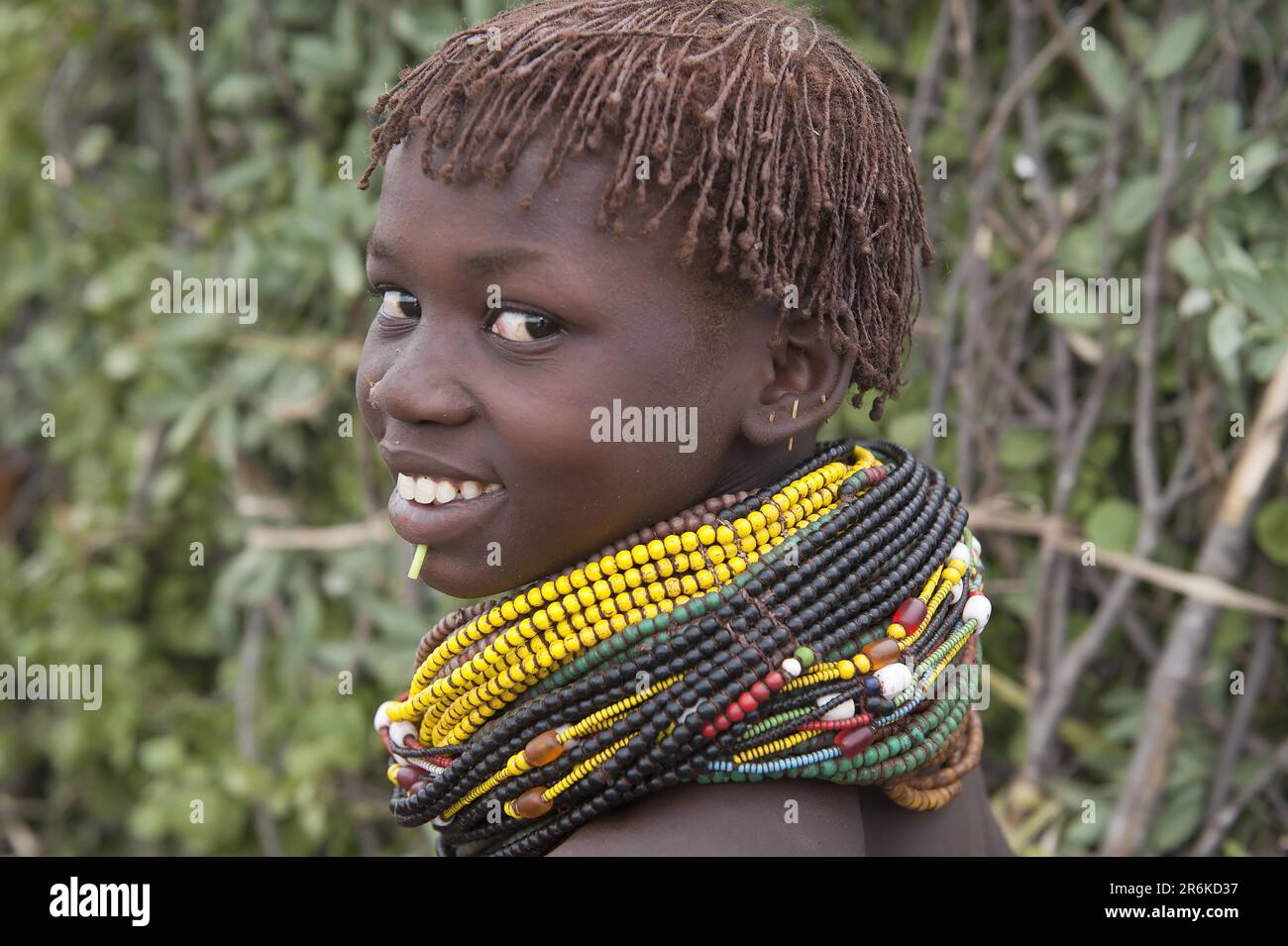 Nyangatom fille avec colliers perlés, tribu Nyangatom, vallée de la rivière Omo, Ethiopie, Bume, BUMA, Bumi Banque D'Images