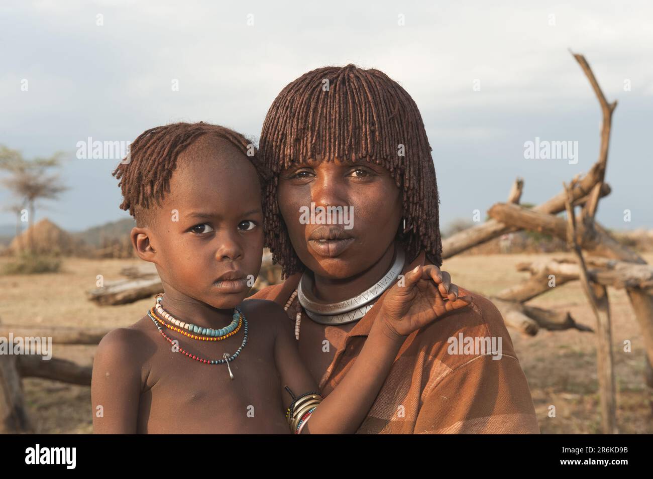 Femme Hamar avec enfant, argile rouge dans ses cheveux, tribu Hamar, vallée Omo, sud de l'Ethiopie Banque D'Images