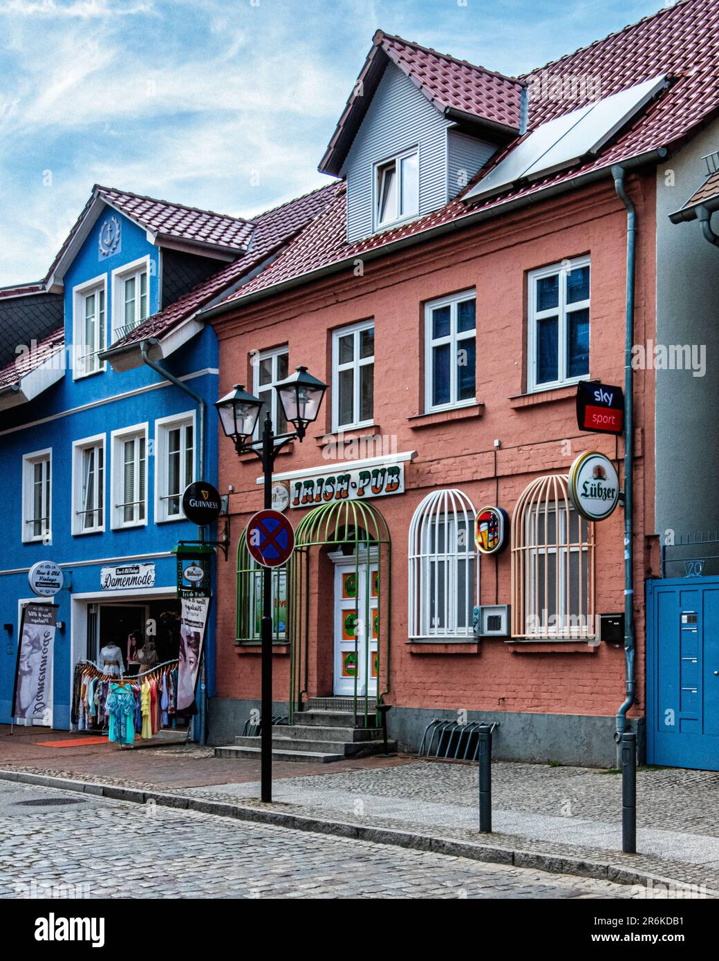 Vue sur la rue, pub irlandais et magasin de vêtements d'époque dans les vieux bâtiments colorés, Strandstrasse 18 & 19, Waren (Müritz), Mecklembourg-Poméranie-Occidentale, Allemagne Banque D'Images