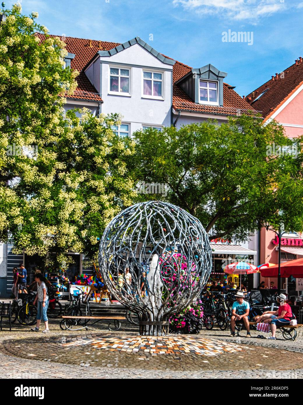 Neue Markt, place du nouveau marché dans la vieille ville historique fontaine et beaux bâtiments classés, Waren (Müritz), Mecklembourg-Poméranie-Occidentale, Allemagne Banque D'Images