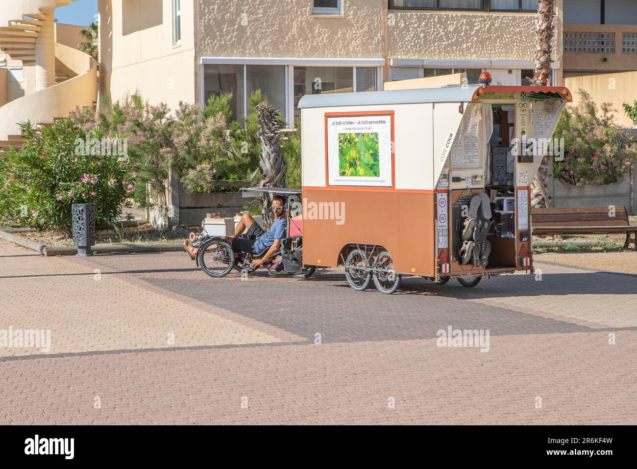 Un cycliste remorquant sa maison mobile ou sa caravane à la demande de son cycle Banque D'Images Un cycliste remorquant sa maison mobile ou sa caravane à la demande de son cycle Banque D'Images