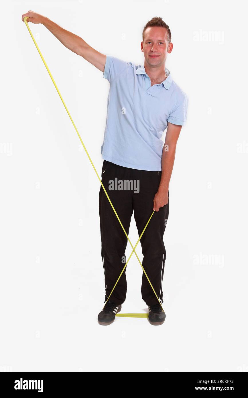 Homme faisant des exercices sportifs avec Thera-Band, des exercices sportifs Banque D'Images