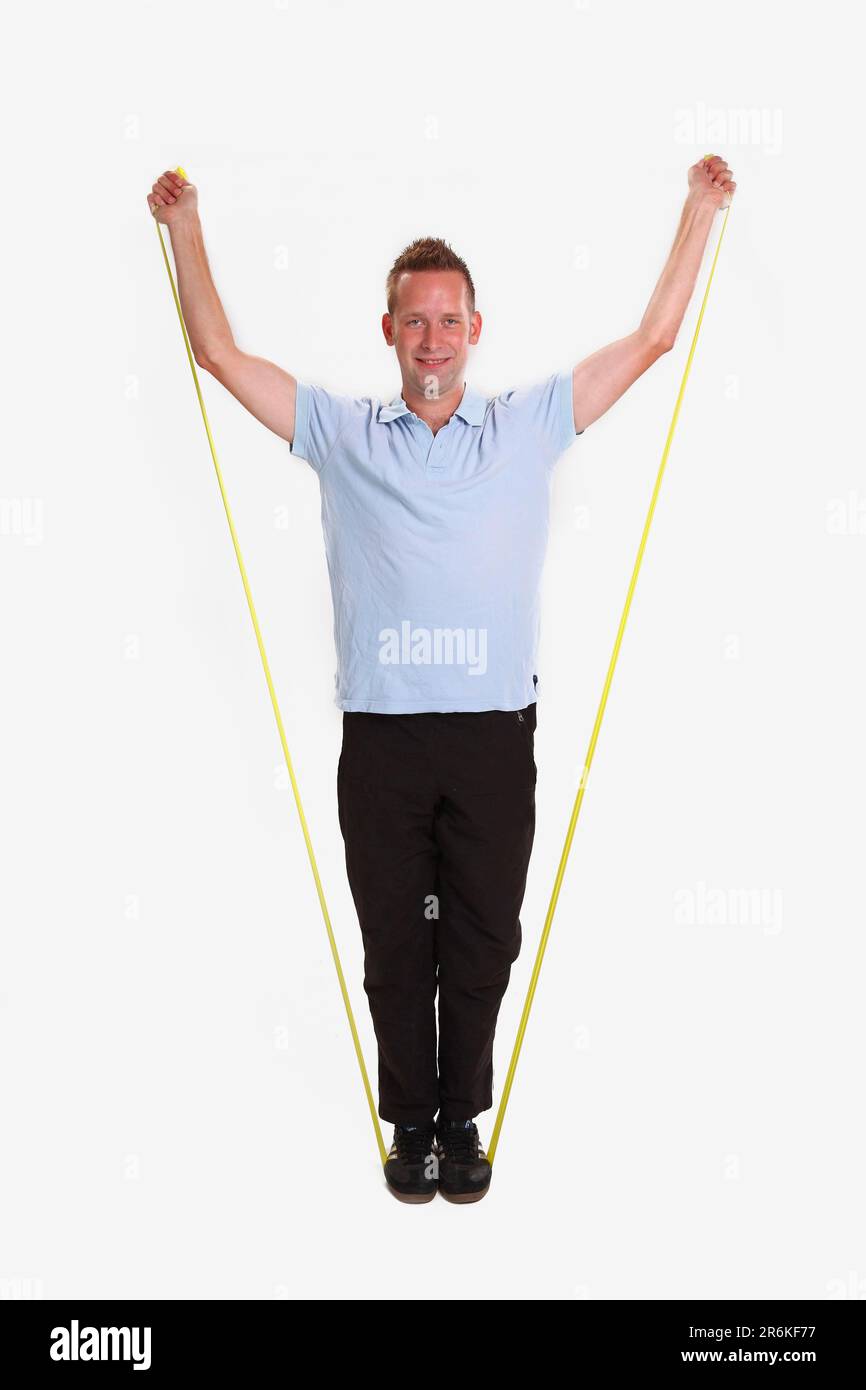 Homme faisant des exercices sportifs avec Thera-Band, des exercices sportifs Banque D'Images