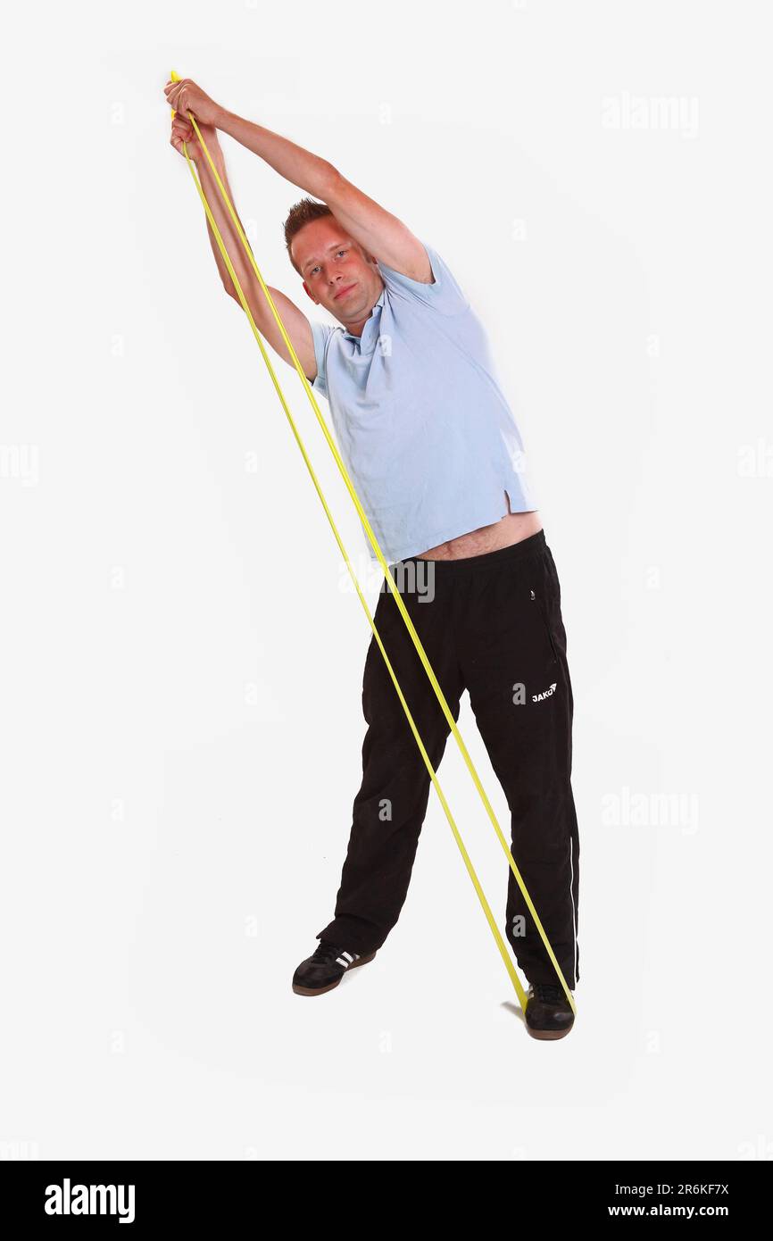 Homme faisant des exercices sportifs avec Thera-Band, des exercices sportifs Banque D'Images