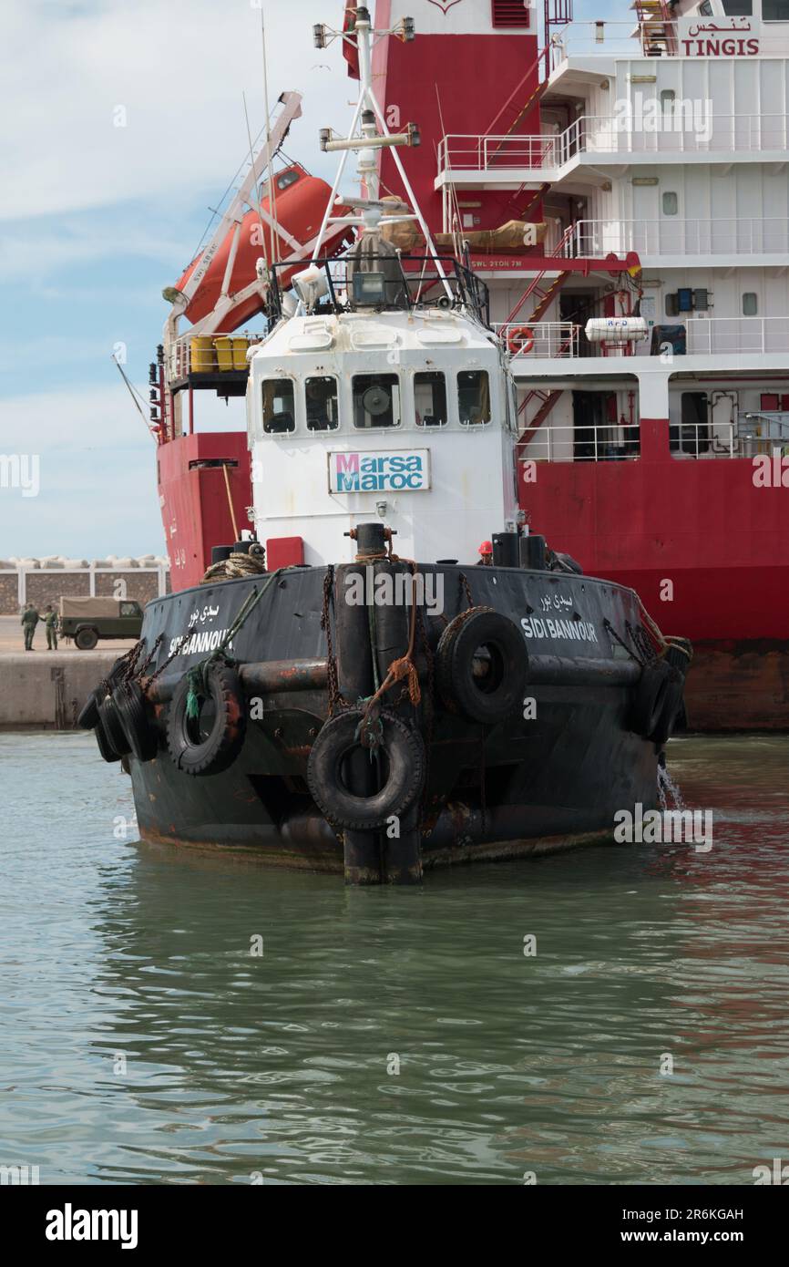 Soutien à la navigation : activités en bateau à moteur au port de Laayoune, sud du Maroc Banque D'Images
