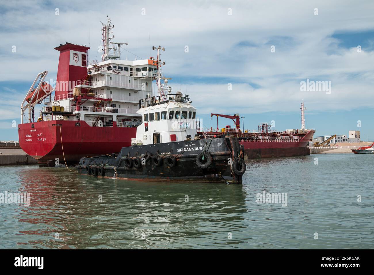 Les casques du port : opérations de remorqueurs dans le port de Laayoune, au Maroc Banque D'Images