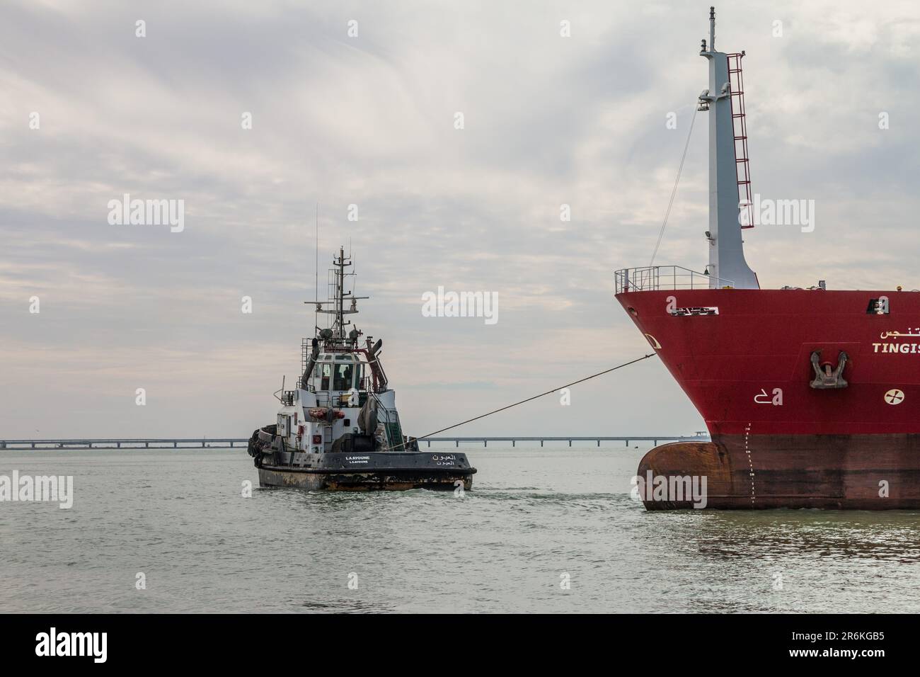 Nautical Powerhouse: Remorqueur assistant la navigation maritime au port de Laayoune, Maroc Banque D'Images