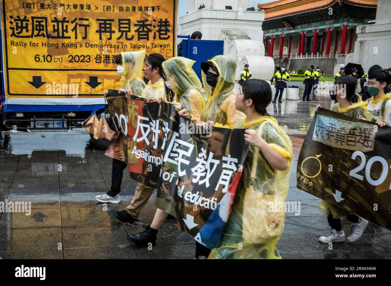 Des manifestants défilent dans les rues de Taipei, Taïwan le 10/06/2023 pendant le rassemblement pour la démocratie de Hong Kongs. Les manifestants ont appelé à la libération des prisonniers politiques et à une lutte pour les droits fondamentaux des citoyens de Hong Kong restreints depuis la mise en œuvre de la version de Hong Kong de la loi sur la sécurité nationale en 2020. Les restrictions à la liberté d'expression et au droit de réunion ont encore été réduites à Hong Kong ces dernières semaines. Par Wiktor Dabkowski Credit: dpa Picture Alliance/Alay Live News Banque D'Images