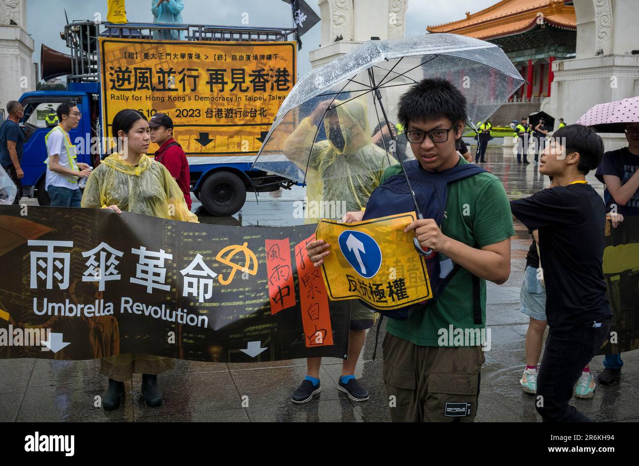 Des manifestants défilent dans les rues de Taipei, Taïwan le 10/06/2023 pendant le rassemblement pour la démocratie de Hong Kongs. Les manifestants ont appelé à la libération des prisonniers politiques et à une lutte pour les droits fondamentaux des citoyens de Hong Kong restreints depuis la mise en œuvre de la version de Hong Kong de la loi sur la sécurité nationale en 2020. Les restrictions à la liberté d'expression et au droit de réunion ont encore été réduites à Hong Kong ces dernières semaines. Par Wiktor Dabkowski Credit: dpa Picture Alliance/Alay Live News Banque D'Images