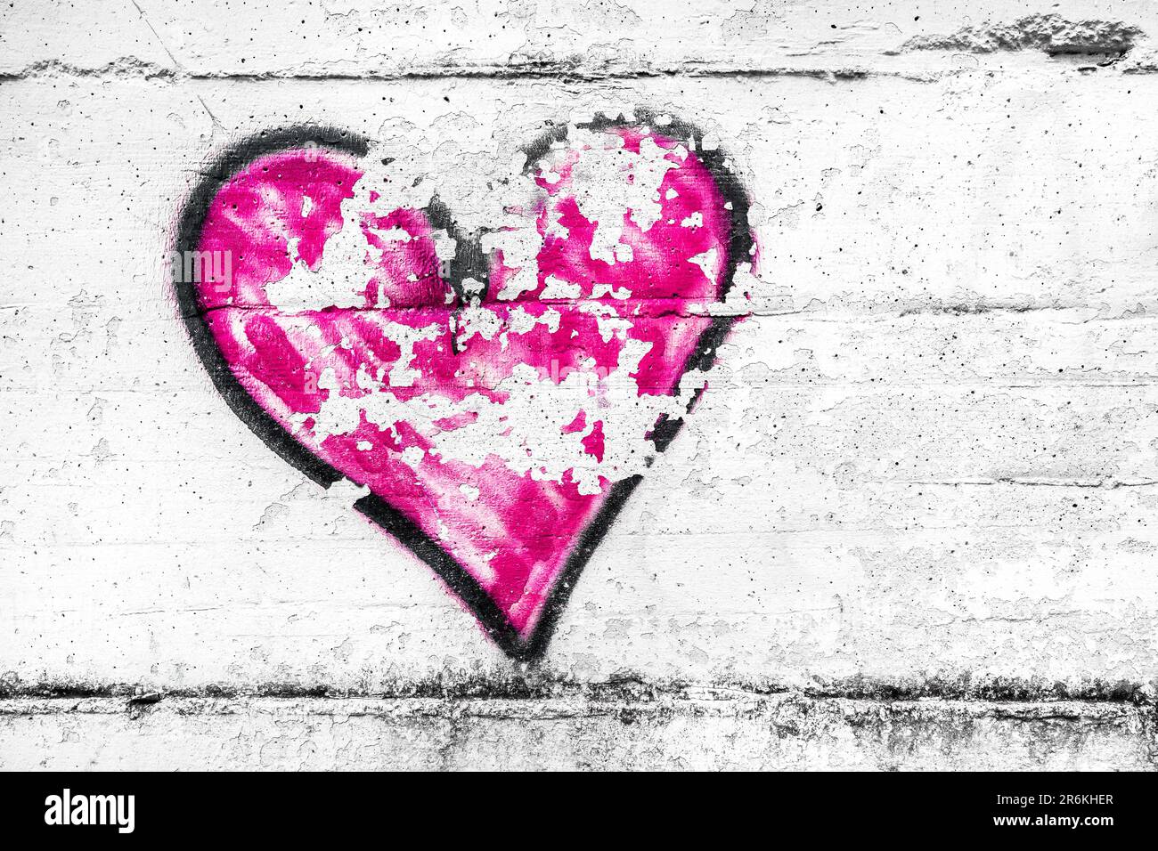 Peint rose abstrait forme de coeur symbole amour, sale fond de mur, métaphore à la Valentin urbaine et romantique, style grunge. Banque D'Images