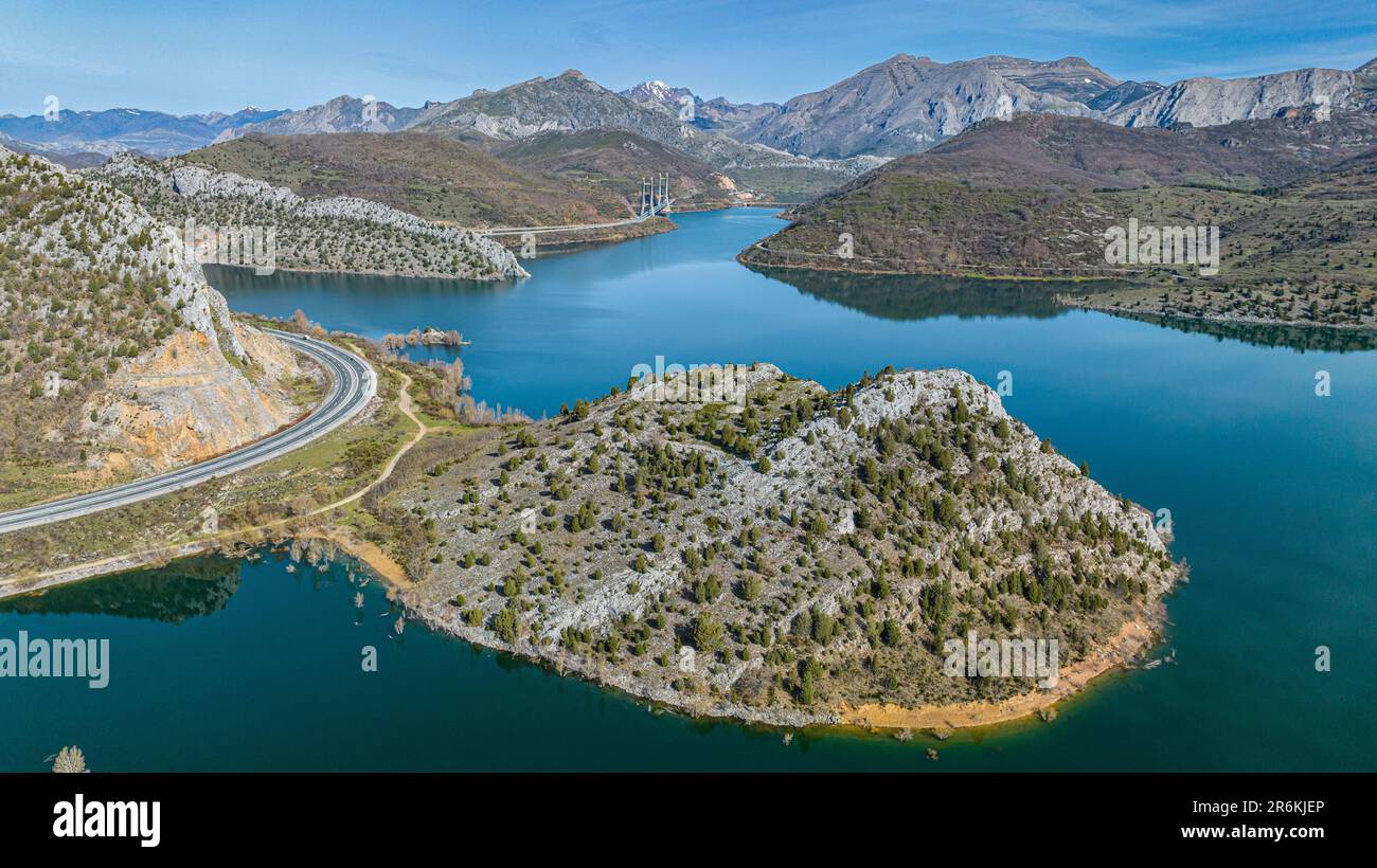 Antenne des montagnes et lac Embalse de Luna, Asturies, Espagne, Europe Banque D'Images