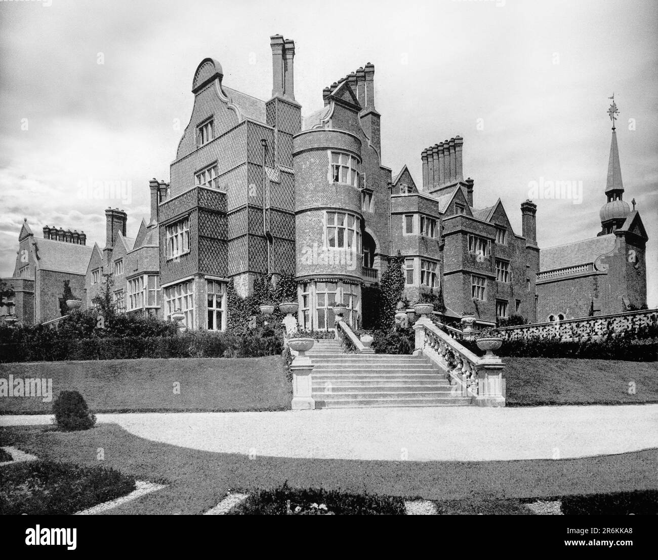 Vue de la fin du 19th siècle sur Killarney House, une maison de campagne irlandaise à Killarney, comté de Kerry avec vue sur Lough Leane. Construit par le comte de Kenmare en 4th en 1872 et considéré comme l'une des plus belles demeures d'Irlande, il a cependant été brûlé deux fois - une fois en 1879, juste après son achèvement, et encore, et enfin, en août 1913 et jamais reconstruit. Banque D'Images