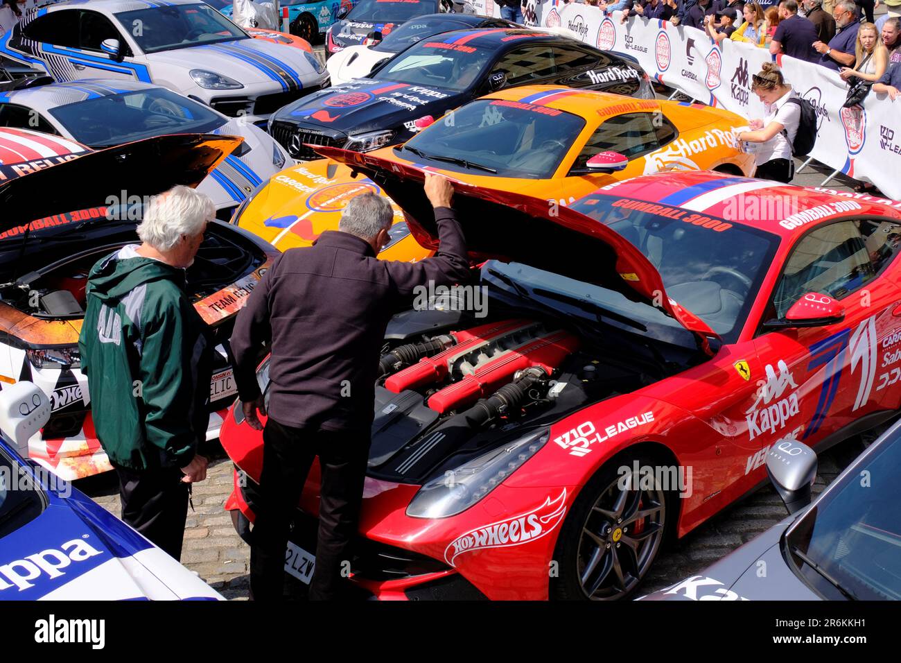 Édimbourg, Écosse, Royaume-Uni. 10th juin 2023. Le rallye Gumball 3000 annuel 24th débute cette année à George Street avec une gamme de plus de 100 voitures allant des classiques personnalisés aux hypercars futuristes. EN VOITURE D'ÉDIMBOURG - LONDRES - AMSTERDAM - VERBIER - VENISE - BUDAPEST - PORTO MONTÉNÉGRO. Présence de célébrités, de superstars des médias sociaux et d'influenceurs. Crédit : Craig Brown/Alay Live News Banque D'Images