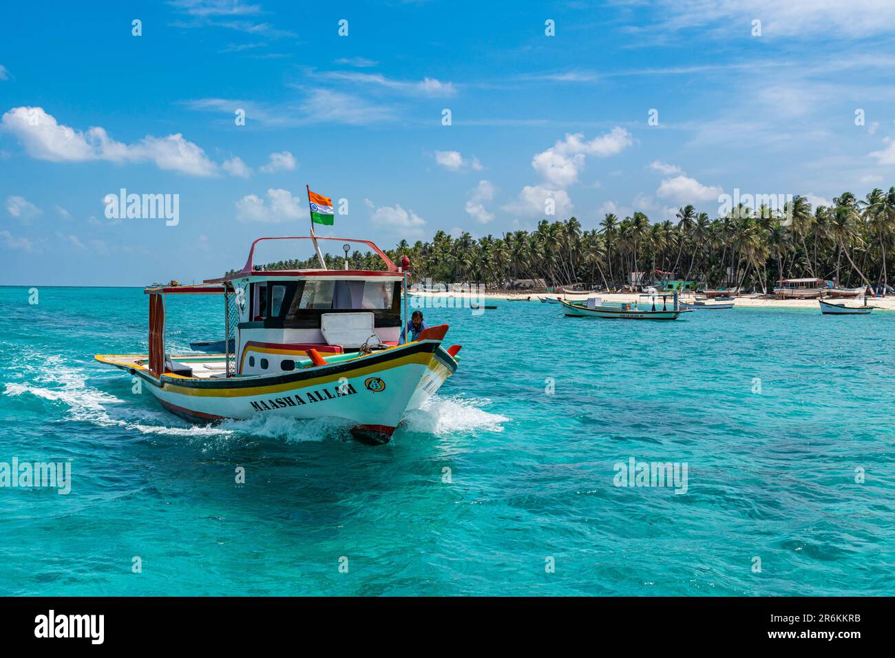 Petits bateaux devant une plage de sable blanc bordée de palmiers, île d'Agatti, archipel de Lakshadweep, territoire de l'Union de l'Inde, Océan Indien, Asie Banque D'Images