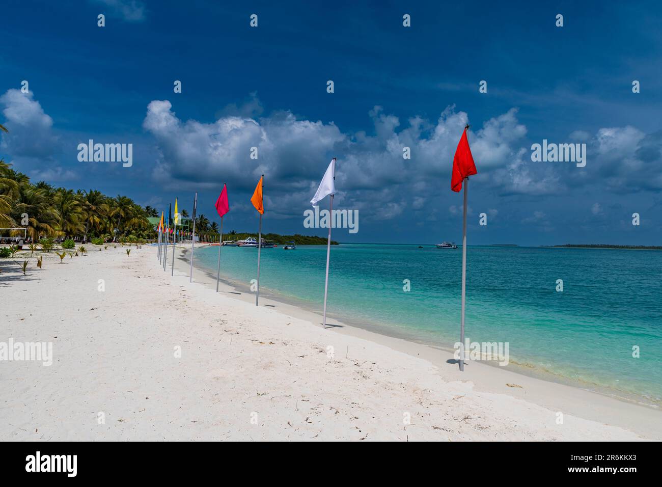 Plage de sable blanc avec de nombreux drapeaux, île de Bangaram, archipel de Lakshadweep, territoire de l'Union de l'Inde, Océan Indien, Asie Banque D'Images