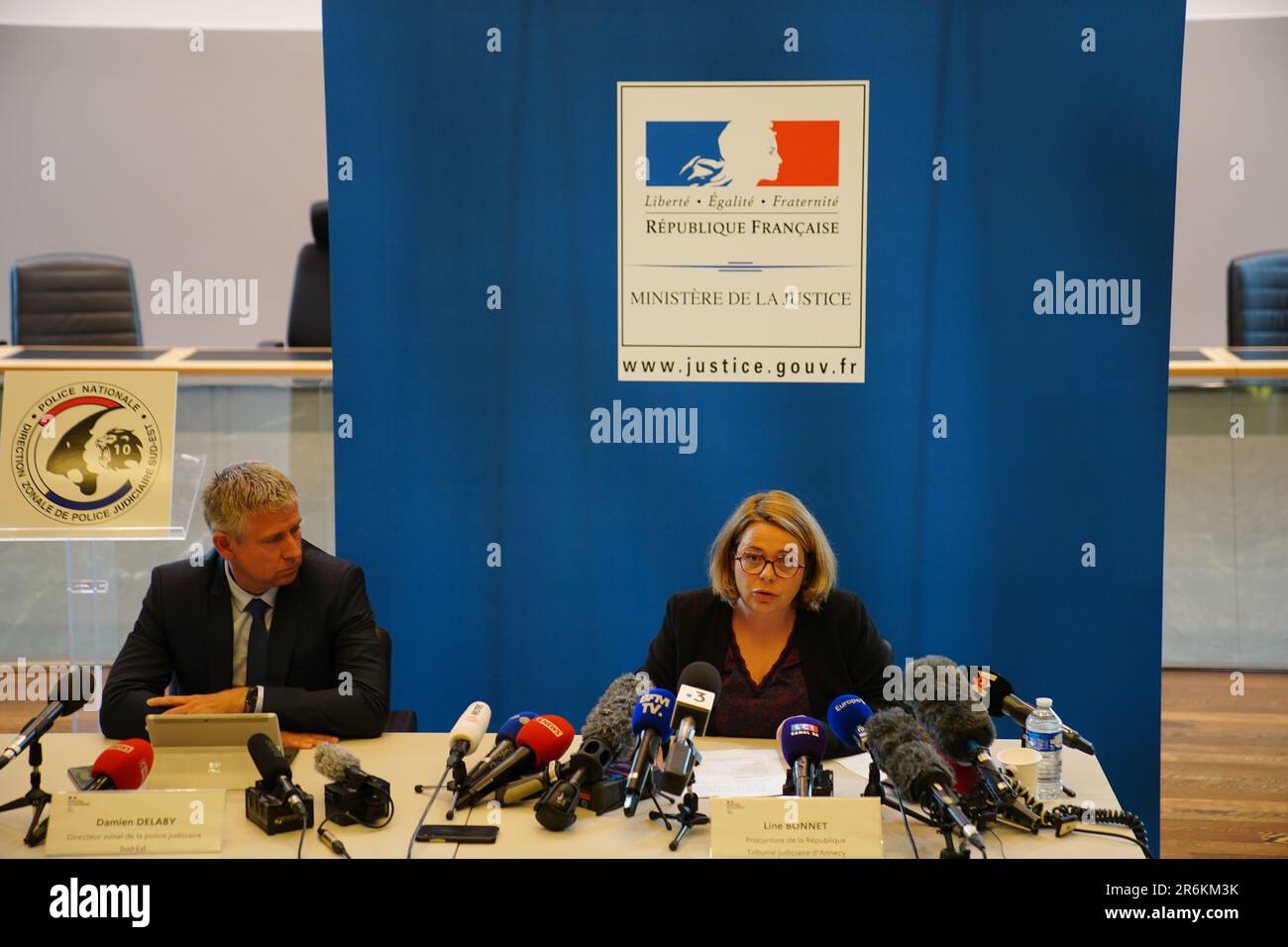 Le procureur principal, Line Bonnet-Mathis (à droite), s'exprime lors d'une conférence de presse au palais de justice d'Annecy à Annecy, en France, où il a été annoncé qu'Un réfugié syrien accusé d'avoir poignardé une jeune fille britannique et trois autres enfants dans les Alpes françaises a reçu des accusations préliminaires de tentative de meurtre. Cette jeune fille britannique de trois ans, nommée localement Ettie, était l'une des quatre enfants et deux adultes blessés jeudi dans un parc au bord du lac de la ville d'Annecy. Date de la photo: Samedi 10 juin 2023. Banque D'Images