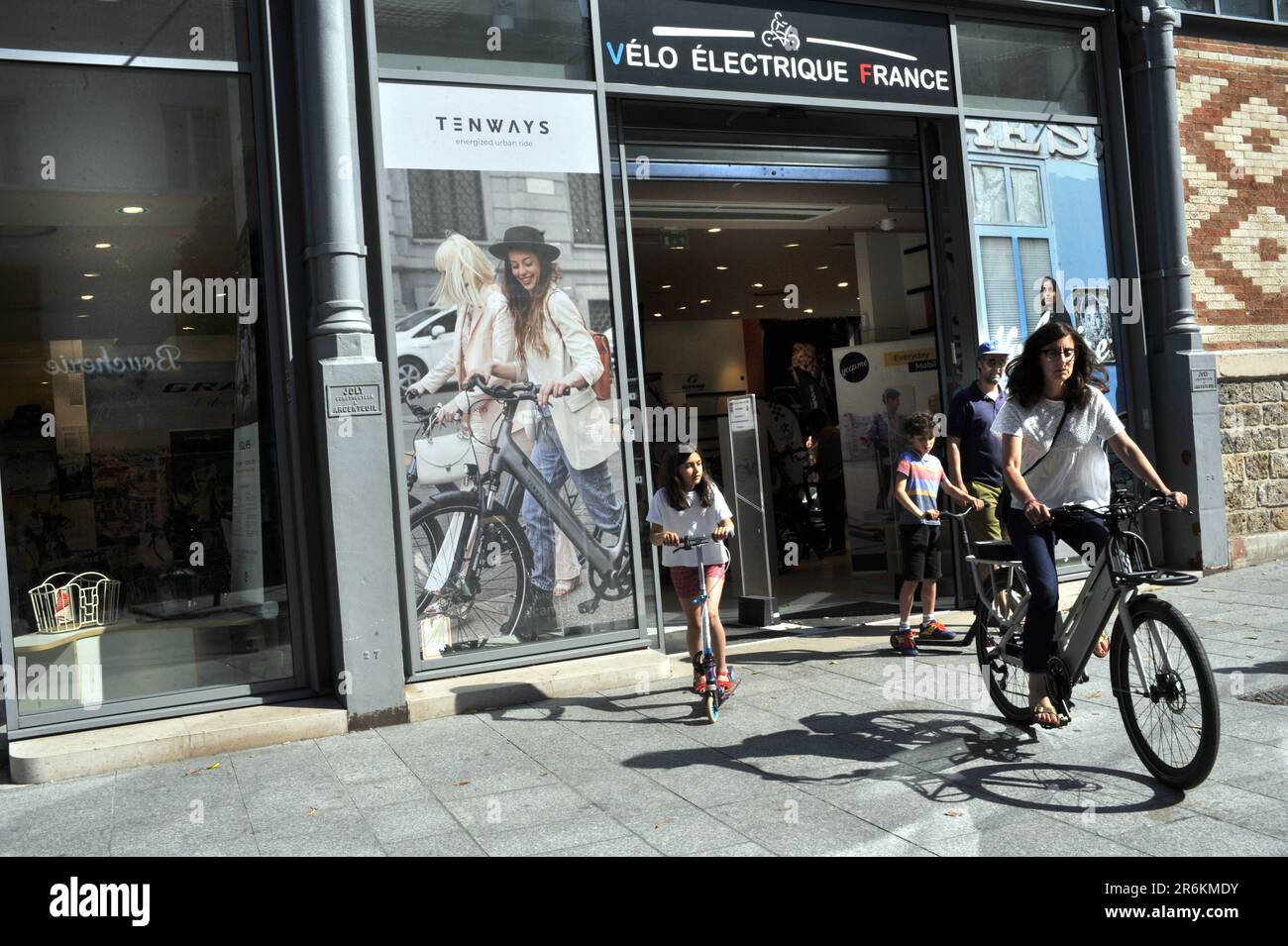 FRANCE. PARIS 75 19 EME ARRONDISSEMENT. MAGASIN VELO. NON. MAGASIN DE VELOS ELECTRIQUES. UN CLIENT ESSAIE UN VELO Photo Stock Alamy