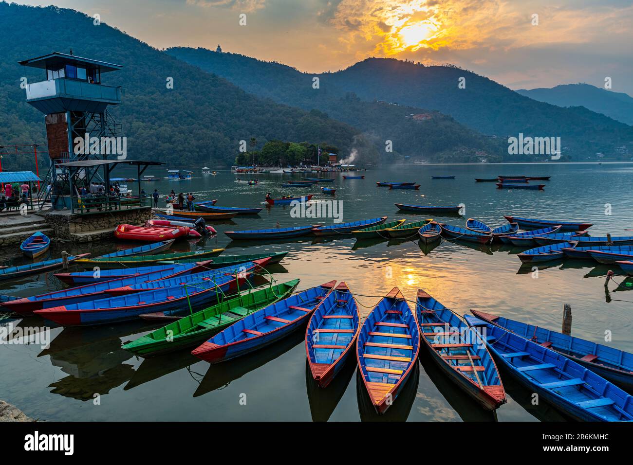 Coucher de soleil sur le lac Fewa avec de nombreux bateaux à rames, Pokhara, Népal, Asie Banque D'Images