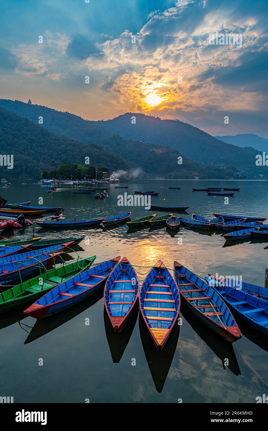 Coucher de soleil sur le lac Fewa avec de nombreux bateaux à rames, Pokhara, Népal, Asie Banque D'Images