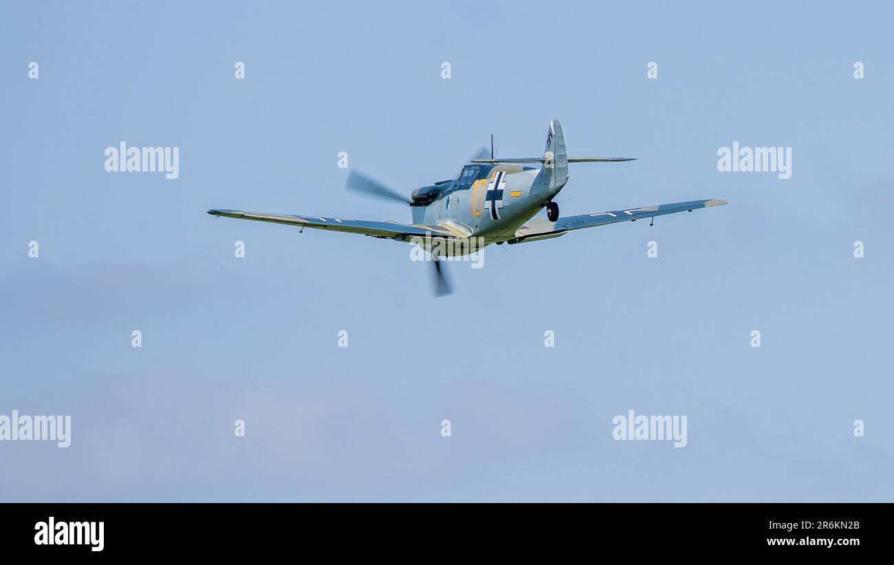 1949 Hispano HA-112 MIL Buchon 'G-AWHK' en avion à Shuttleworth dans le monde Airshow tenu à l'ancien aérodrome de Warden le 4th juin 2023. Banque D'Images