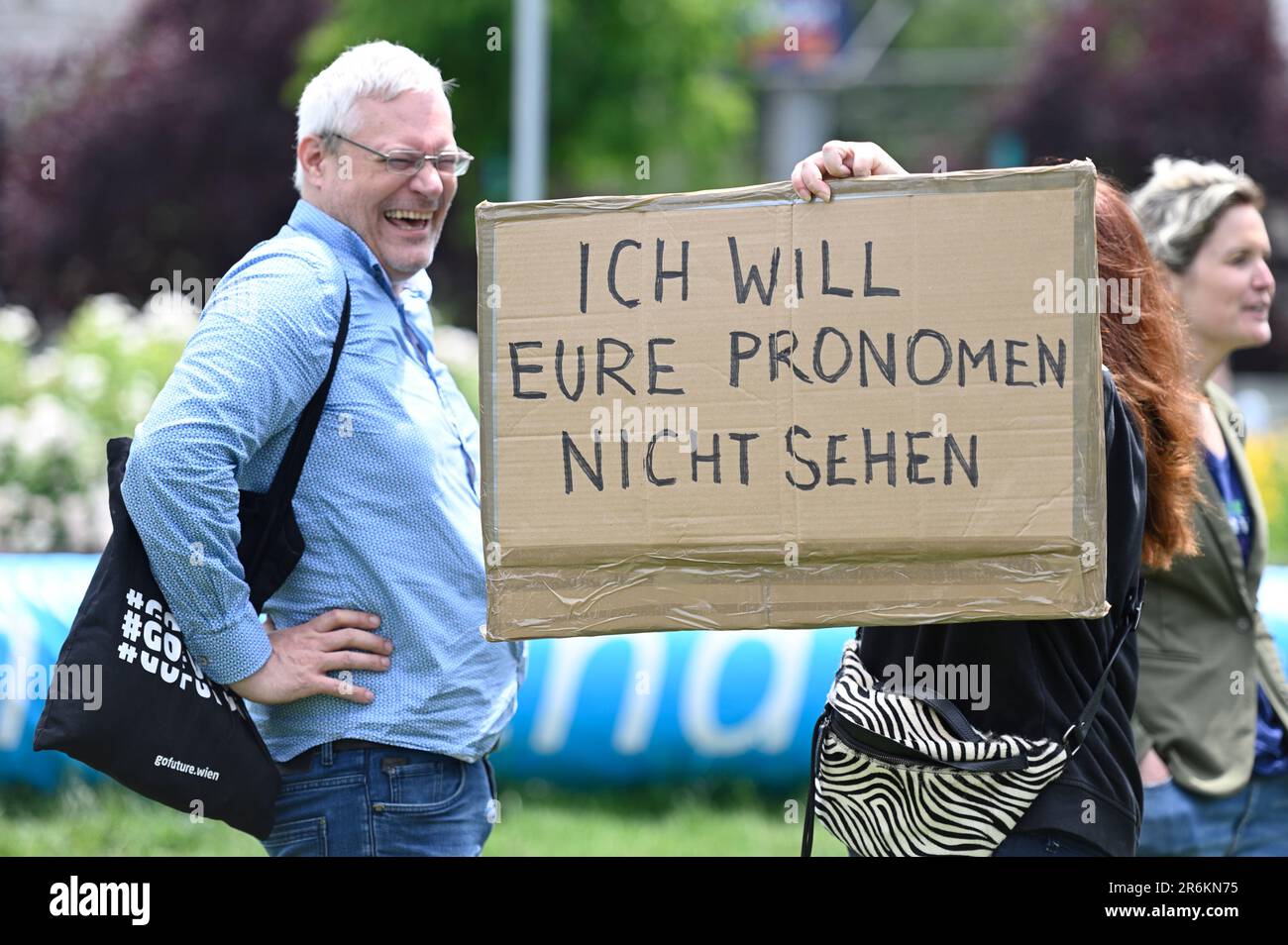 Vienne, Autriche. 10th juin 2023. Posie Parker (Kallie-Jay Keen-Minwall) à l'occasion de sa tournée « Laissez les femmes parler » à Vienne au parc Siegmund Freud. Plaque qui dit « Je ne veux pas vos pronoms ». Crédit : Franz PERC/Alay Live News Banque D'Images