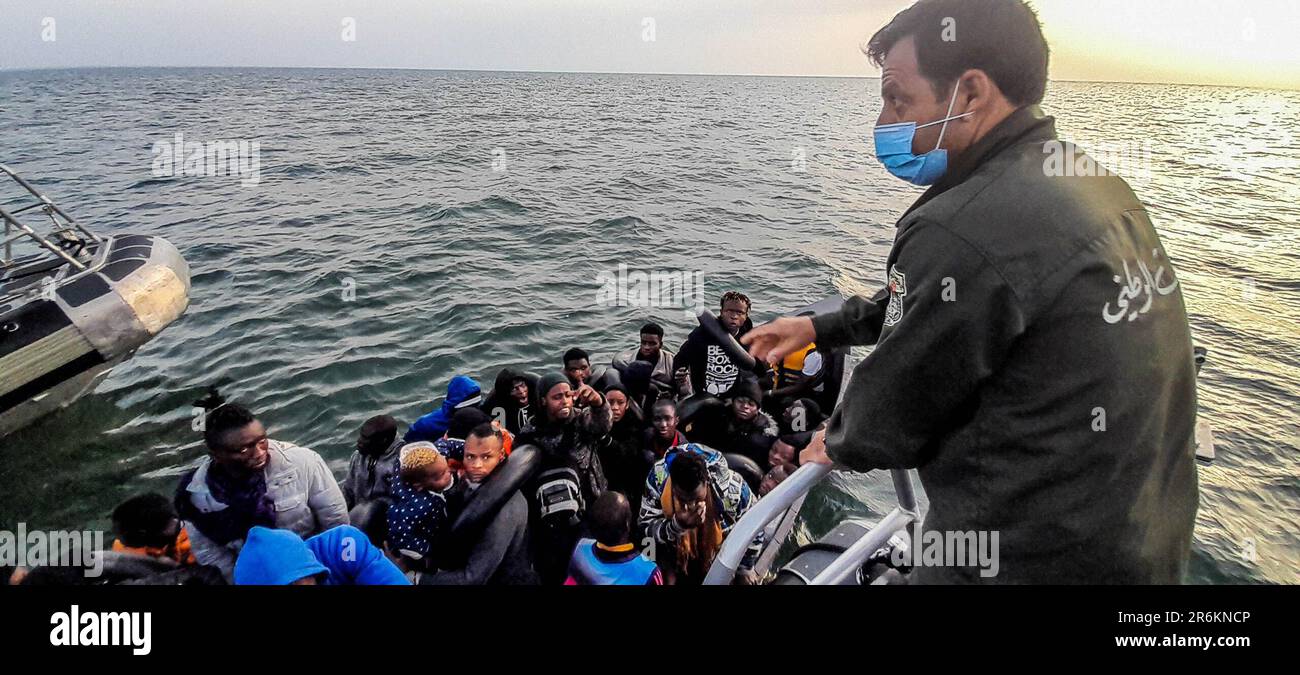 9 juin 2023: Sfax, Tunisie. 09 juin 2023. Les migrants subsahariens qui tentent de traverser l'Italie sont interceptés et bloqués par la Garde nationale tunisienne au large de la côte de Sfax en Tunisie. La région de Sfax avec sa longue côte est un carrefour majeur pour les migrants qui entreprennent le voyage périlleux à travers la mer Méditerranée dans une tentative de rejoindre l'Italie (Credit image: © Hasan mrad/IMAGESLIVE via ZUMA Press Wire) USAGE ÉDITORIAL SEULEMENT! Non destiné À un usage commercial ! Crédit : ZUMA Press, Inc./Alay Live News Banque D'Images