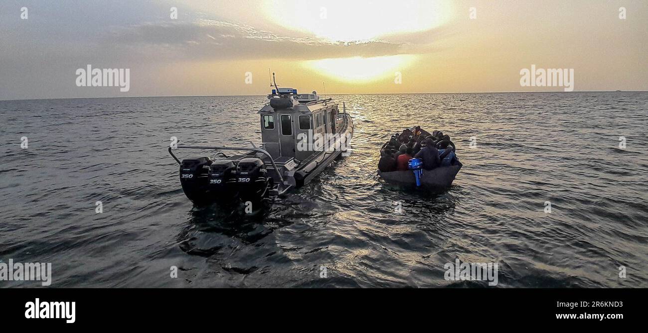 9 juin 2023: Sfax, Tunisie. 09 juin 2023. Les migrants subsahariens qui tentent de traverser l'Italie sont interceptés et bloqués par la Garde nationale tunisienne au large de la côte de Sfax en Tunisie. La région de Sfax avec sa longue côte est un carrefour majeur pour les migrants qui entreprennent le voyage périlleux à travers la mer Méditerranée dans une tentative de rejoindre l'Italie (Credit image: © Hasan mrad/IMAGESLIVE via ZUMA Press Wire) USAGE ÉDITORIAL SEULEMENT! Non destiné À un usage commercial ! Crédit : ZUMA Press, Inc./Alay Live News Banque D'Images