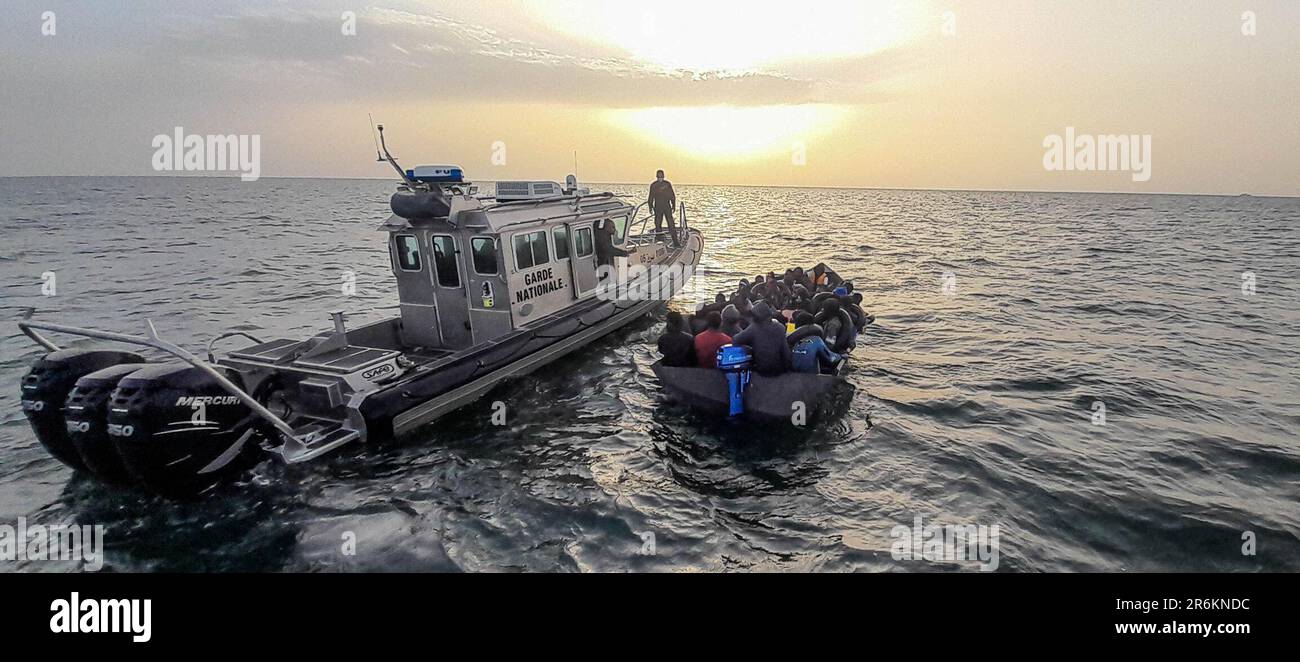 9 juin 2023: Sfax, Tunisie. 09 juin 2023. Les migrants subsahariens qui tentent de traverser l'Italie sont interceptés et bloqués par la Garde nationale tunisienne au large de la côte de Sfax en Tunisie. La région de Sfax avec sa longue côte est un carrefour majeur pour les migrants qui entreprennent le voyage périlleux à travers la mer Méditerranée dans une tentative de rejoindre l'Italie (Credit image: © Hasan mrad/IMAGESLIVE via ZUMA Press Wire) USAGE ÉDITORIAL SEULEMENT! Non destiné À un usage commercial ! Crédit : ZUMA Press, Inc./Alay Live News Banque D'Images