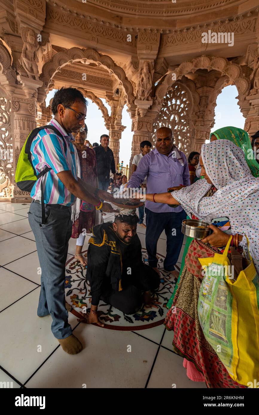 Pèlerin au charbon en feu, temple Kalika Shakti Peeth Pavagadh, parc archéologique de Champaner-Pavagadh, site classé au patrimoine mondial de l'UNESCO, Gujarat, Inde Banque D'Images