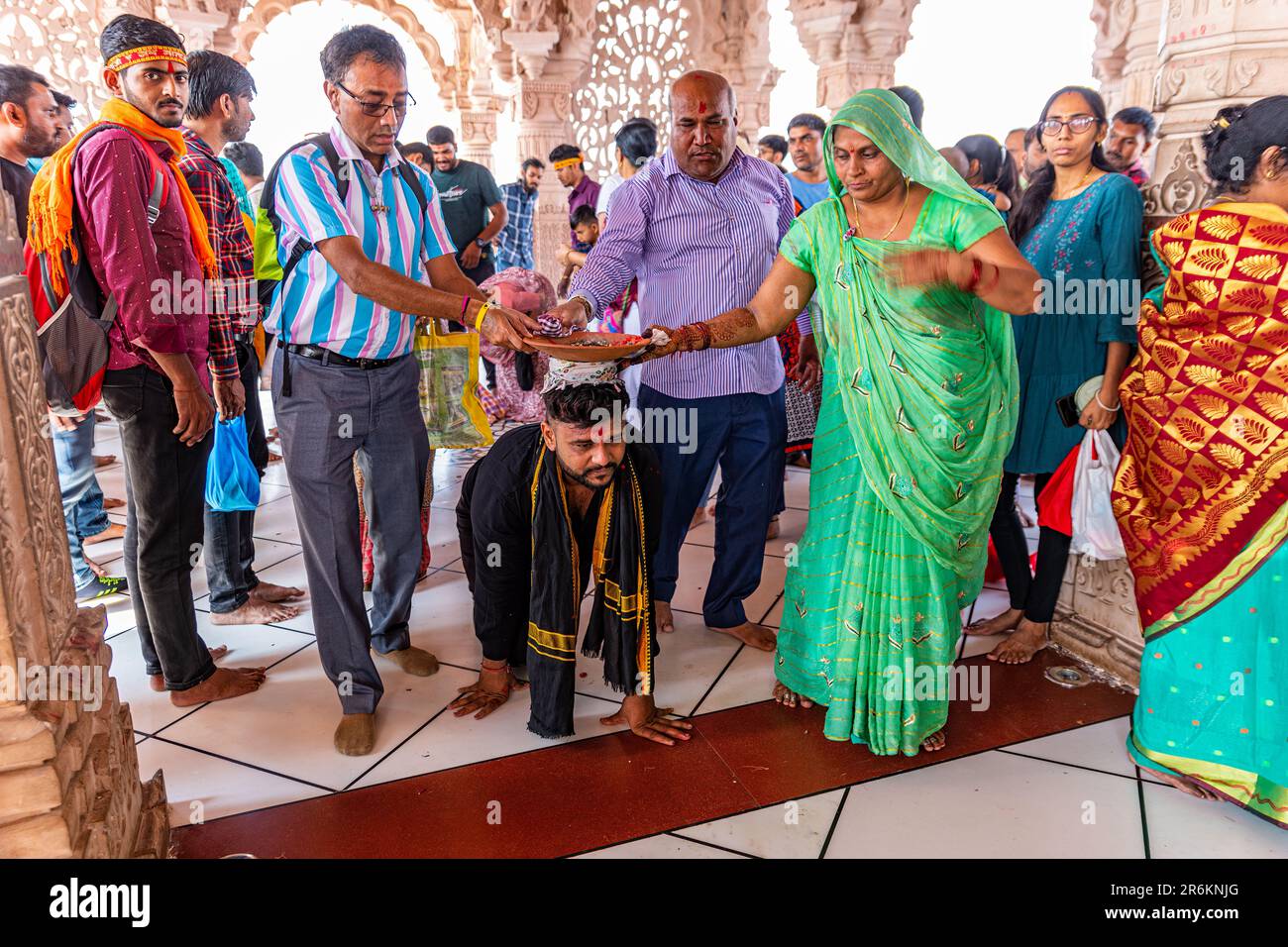 Pèlerin au charbon en feu, temple Kalika Shakti Peeth Pavagadh, parc archéologique de Champaner-Pavagadh, site classé au patrimoine mondial de l'UNESCO, Gujarat, Inde Banque D'Images