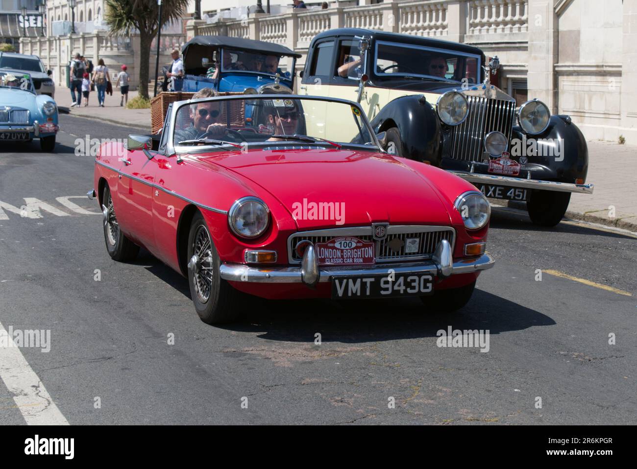 Red MG VMT 943G arrivant à Londres à Brighton Modern Classic car Run qui part du musée Brooklands. Banque D'Images