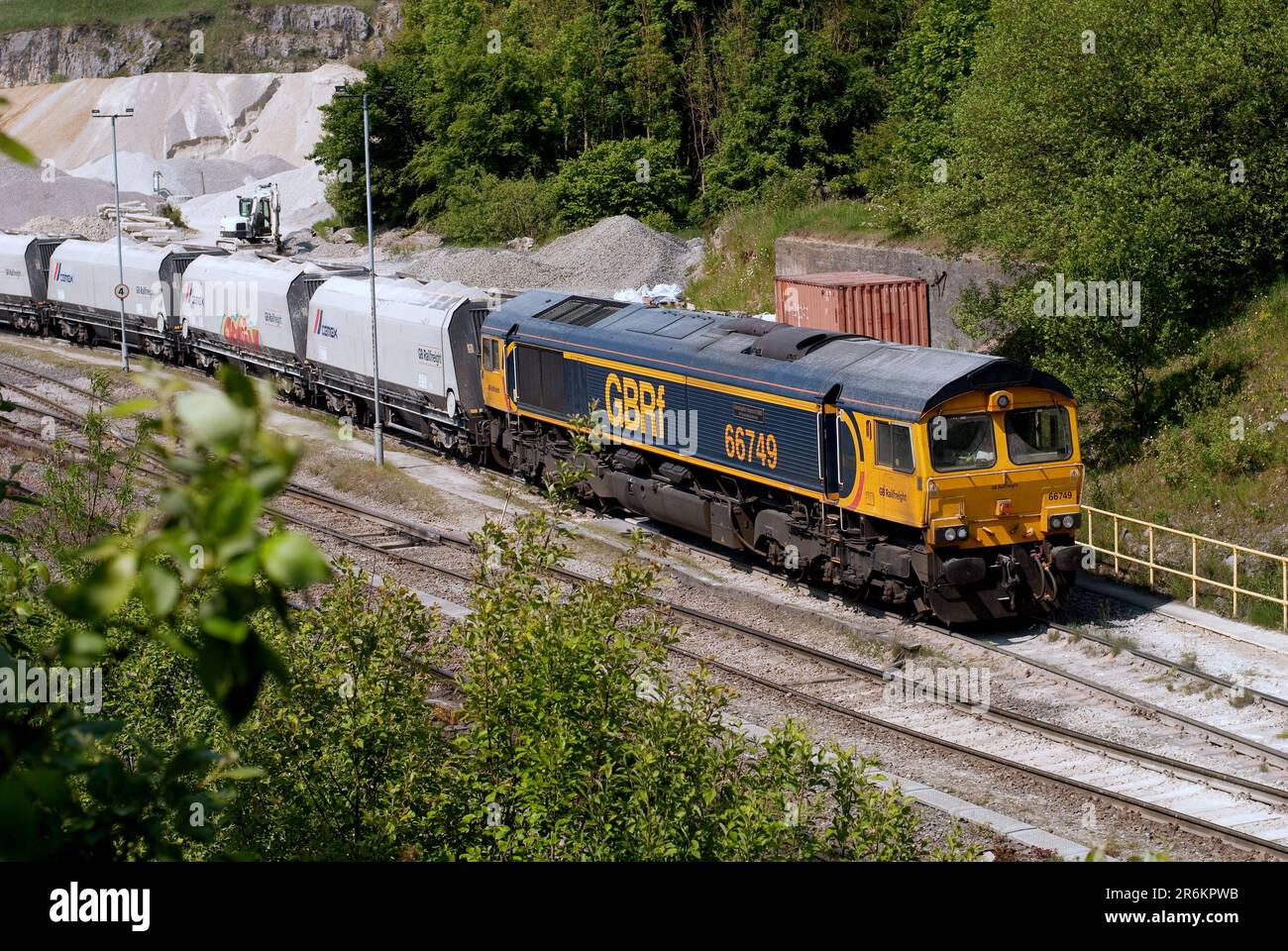 GBRF classe 66 No 66749 attend le chargement du train à la carrière Cemex Derbyshire Banque D'Images