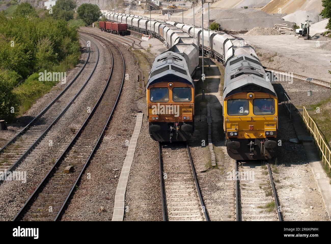 Les locomotives GBRF de classe 66 attendent que les trains soient chargés avec des granulats à grain fin à la carrière Cemex dans le Derbyshire Banque D'Images