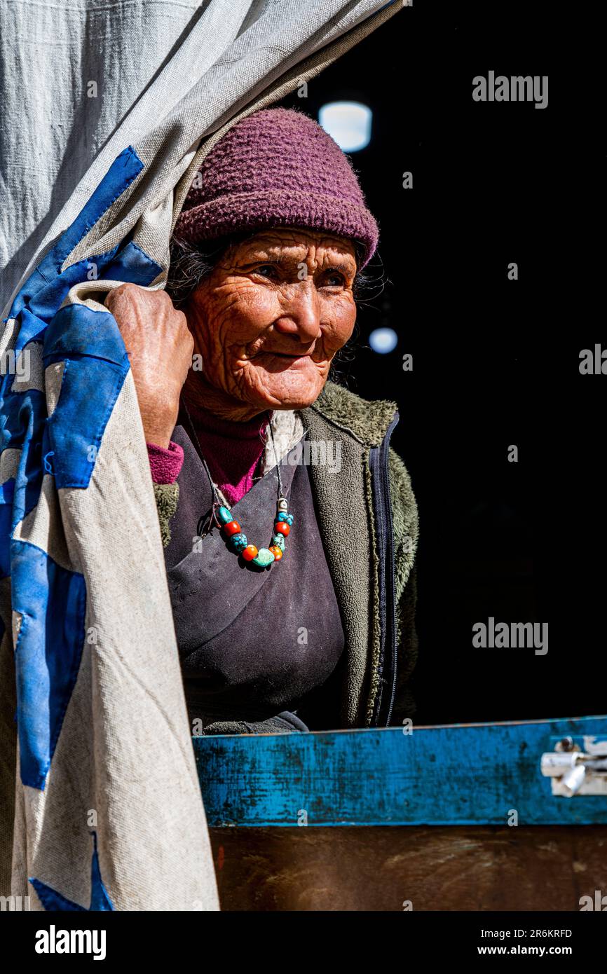 Vieille femme, Lo Manthang, Royaume de Mustang, Népal, Asie Banque D'Images