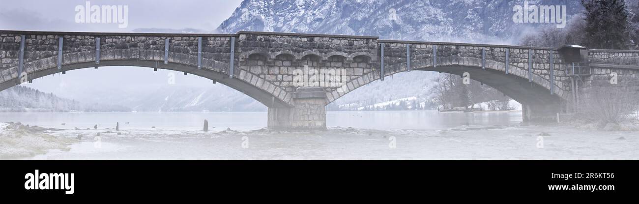 Bannière universelle Linkedin photo panoramique d'un pont ferroviaire en pierre de l'autre côté de la rivière Banque D'Images