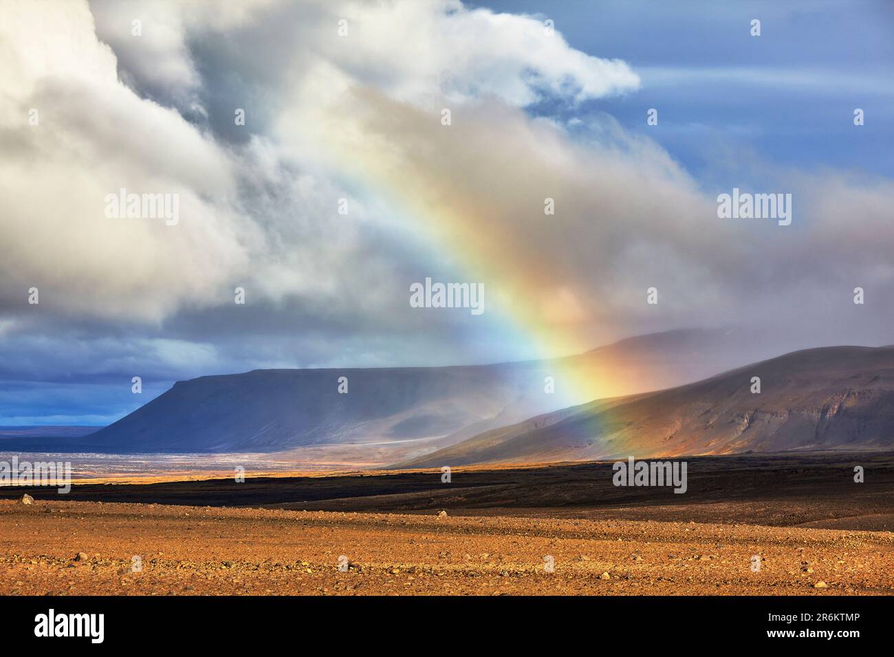 Arc-en-ciel sur paysage le long de la route F550, dans la vallée de Kaldidalur, à l'ouest de la calotte glaciaire de Langjokull, au bord des Highlands, à l'ouest de l'Islande Banque D'Images