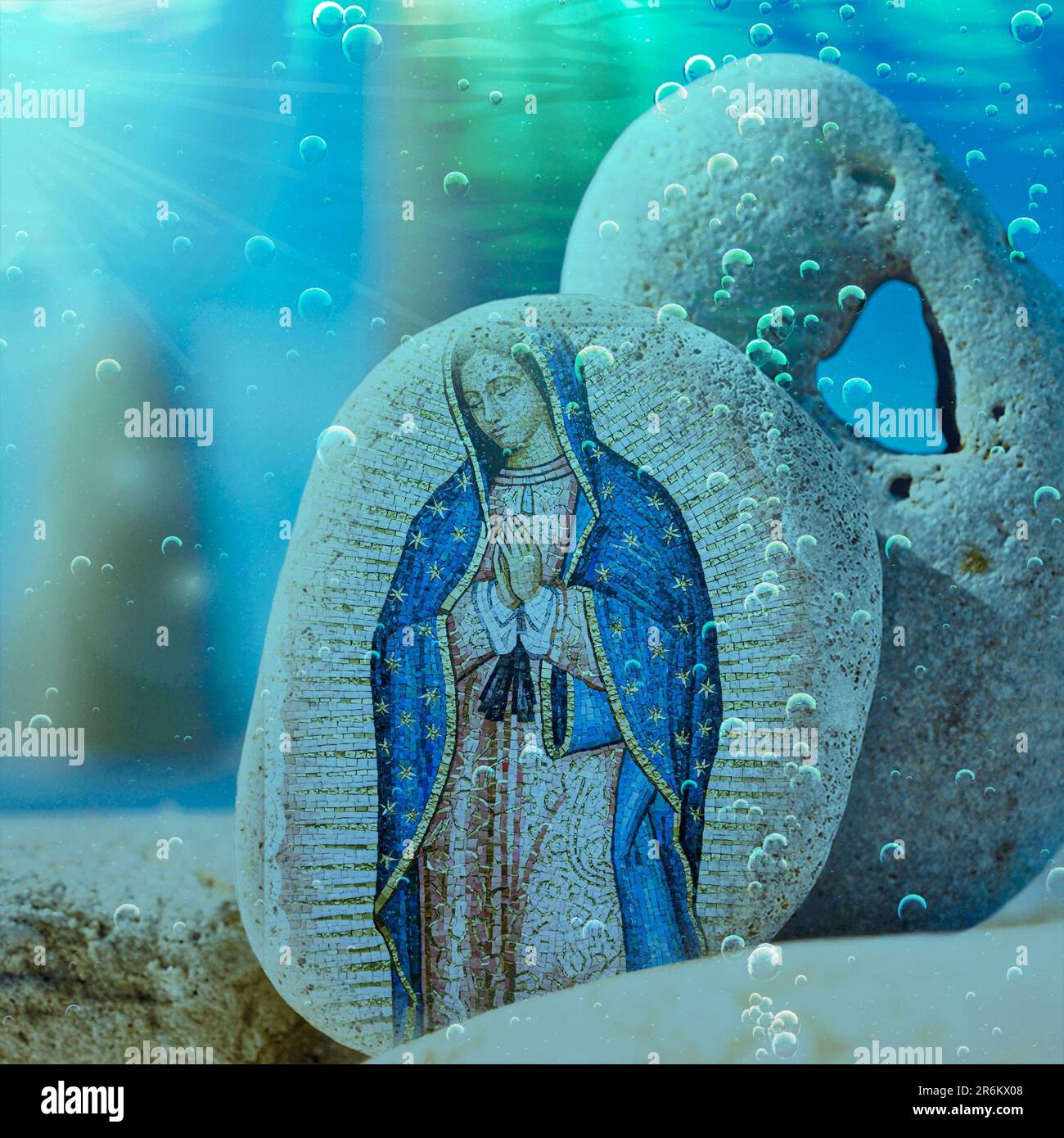 Un gros plan de la Vierge Marie fresque sur une pierre sous l'eau Banque D'Images